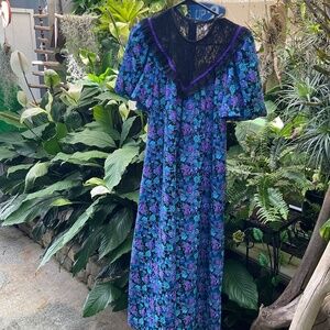 Vintage Liberty House Hawaii Naturally Petite Beautiful Muumuu Size 12P